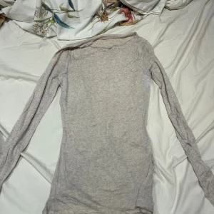 Beige intimissimi tröja i kashmir  - Beige intimissimi tröja i kashmir. Tröjan är flitigt använd och har ett litet hål långt ner som knappast syns (se bilden ovan). Tröjan är i storlek S och passar perfekt nu till hösten.