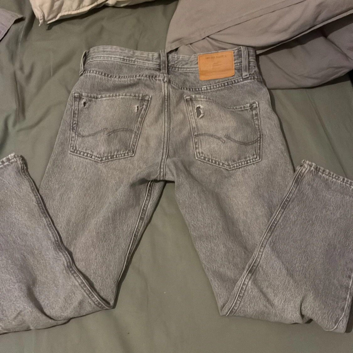 Grå relaxed chris jeans från Jack & Jones - 2