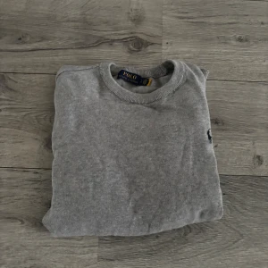 Polo Ralph lauren tröja  - Säljer denna stilrena polo Ralph lauren tröja då den inte passar mig längre. Väldigt fin och bra kvalitet hör av er om de något ni undra över
