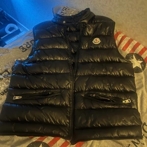 Moncler gui väst - Moncler väst Storlek S Äkta  2 År gammal där av priset fast som ny skick 