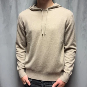 Beige Kashmir hoodie - Beige Kashmir hoodie | Storlek M | Modellen är 180cm lång | Bara testad, därför är skicket 10/10 | Hör av dig vid frågor🌟