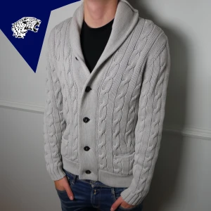 STICKAD CARDIGAN  - Go stickad cardigan. Perfekt nu till vintern! | Skick: 8.5/10 | Strl: S | Modellen är 180 cm | Hör av dig vid intresse eller om du undrar någonting! 