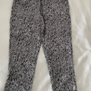 Svartvita mönstrade byxor från ONLY - Byxor från ONLY i storlek 36 med svartvitt zickzackmönster. Byxorna har resår i midjan och är i skönt material.