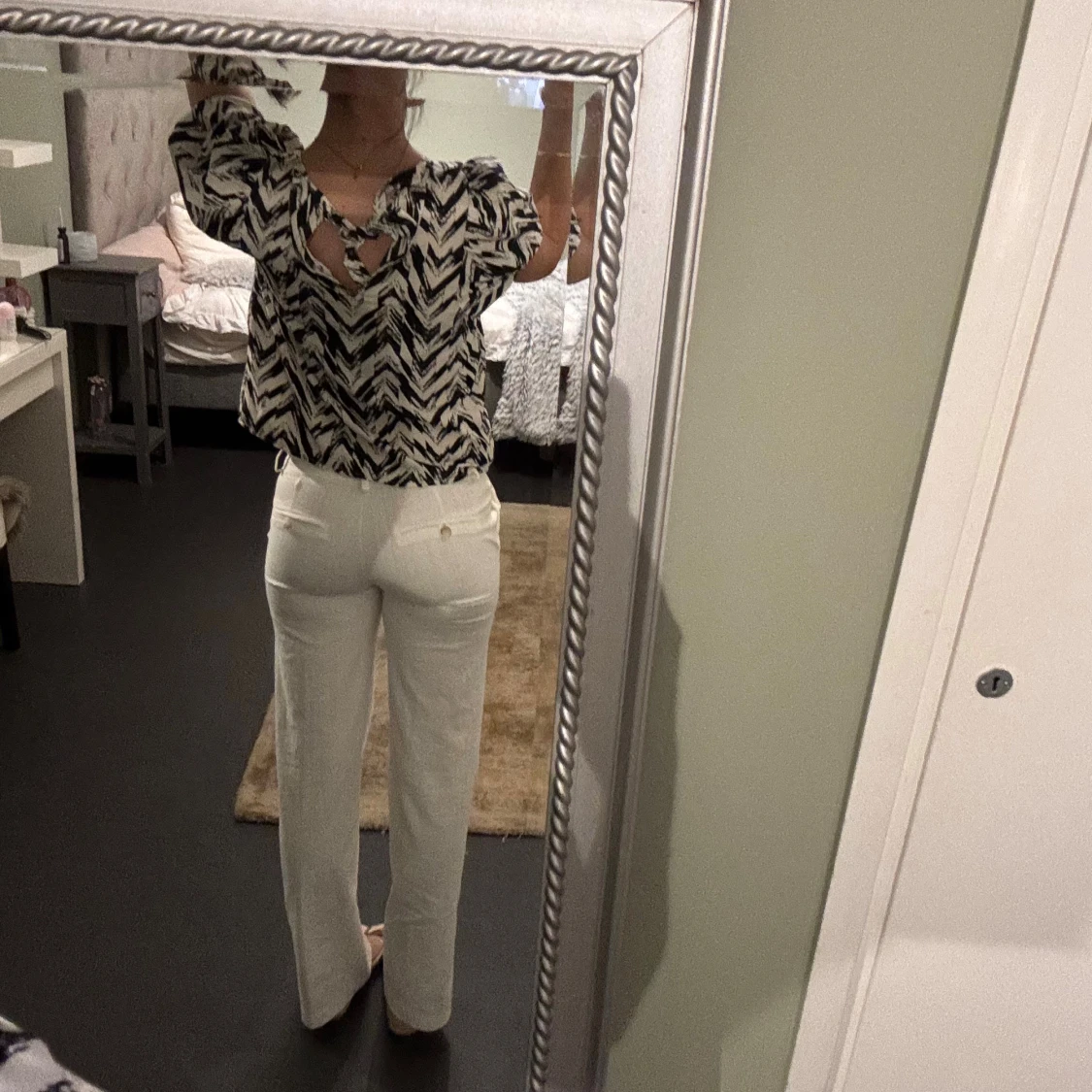 Svartvit blus med zigzag-mönster - 1