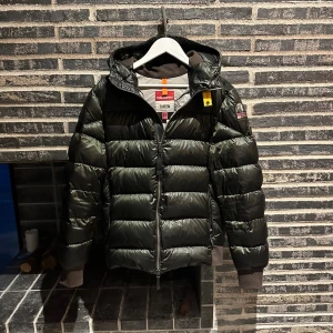 Parajumper Sheen Jacka - Storlek L passar mig och jag är 1,85 nypris 6000!