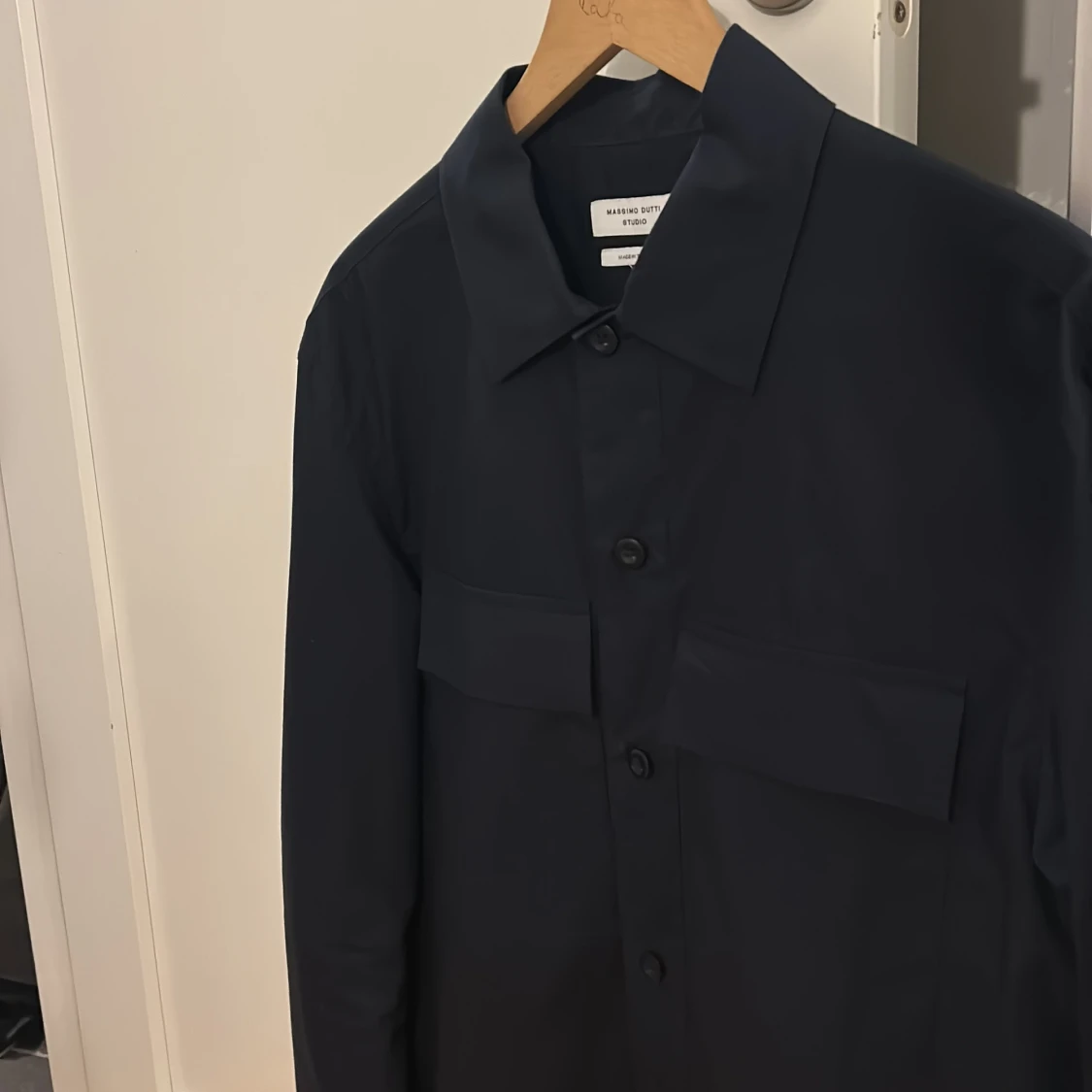 Svart overshirt från Massimo Dutti - 1