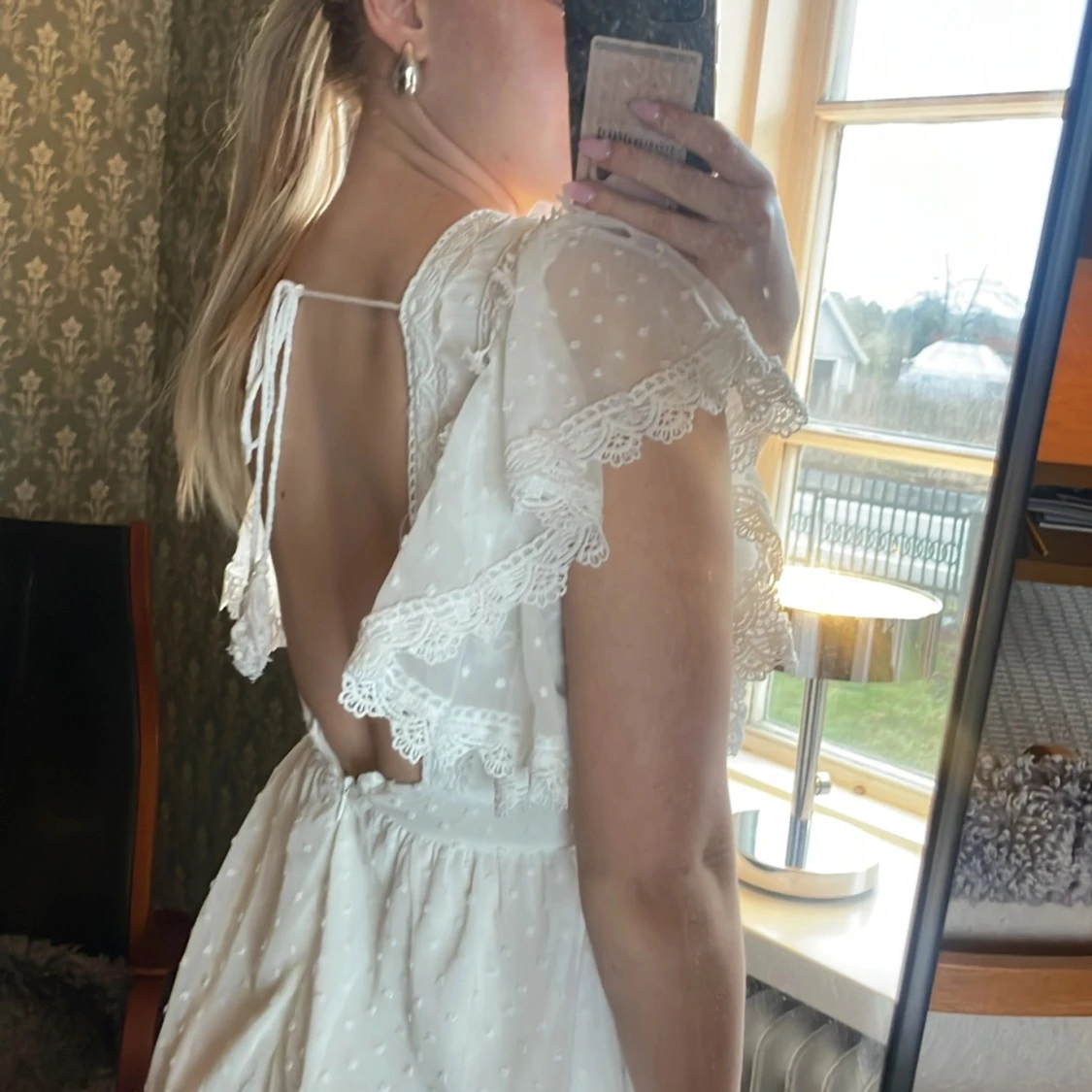 Vit klänning med spetsdetaljer. Studentklänning - 92