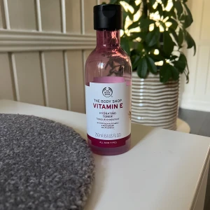 Toner - Toner från the body shop. Se bild för återstående mängd. 