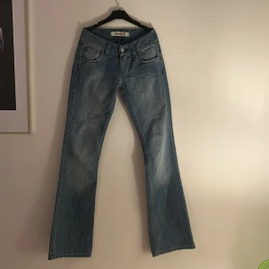 Dallas Jeans bootcut modell 476 blå - Snygga blå jeans från Dallas Jeans, modell 476 Natali. Klassisk bootcut med normal passform och femficksdesign. 💘passar någon med storlek xxxs.💘Jeansen har använts ett par fåtal gånger så dom är typ som nya💘