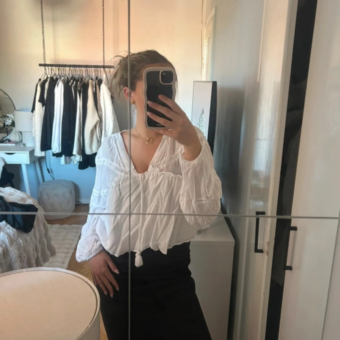 Vit boho-blus med knyt och volang