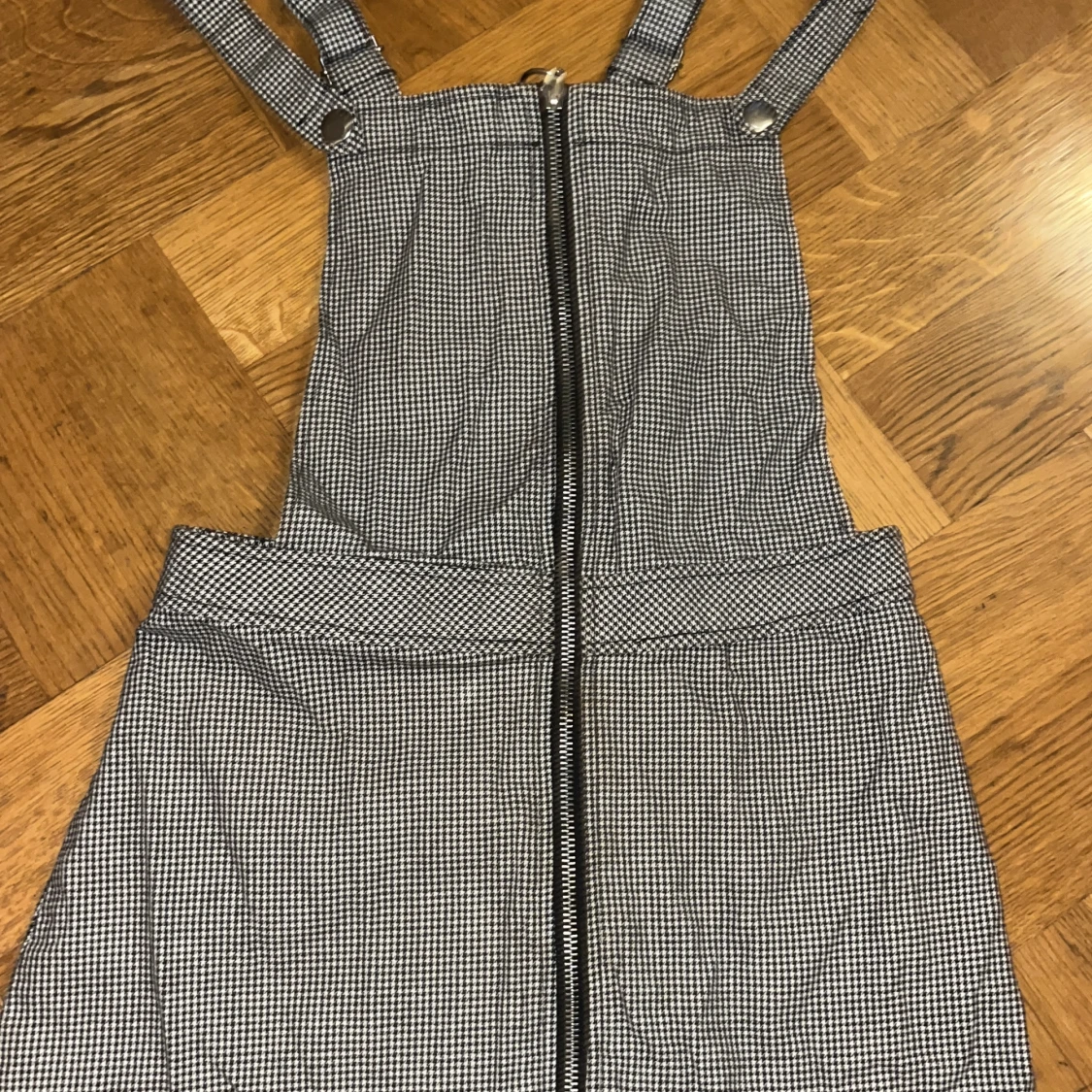 Svartvit rutig hängselklänning med dragkedja