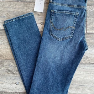 HELT NYA Jack & Jones Jeans - Fina jeans från Jack & Jones. Skick 10/10, Aldrig använda! Storlek 28/30. Modell: Slim/Glenn. Pris ej hugget i sten! Hör av dig vid behov🙌