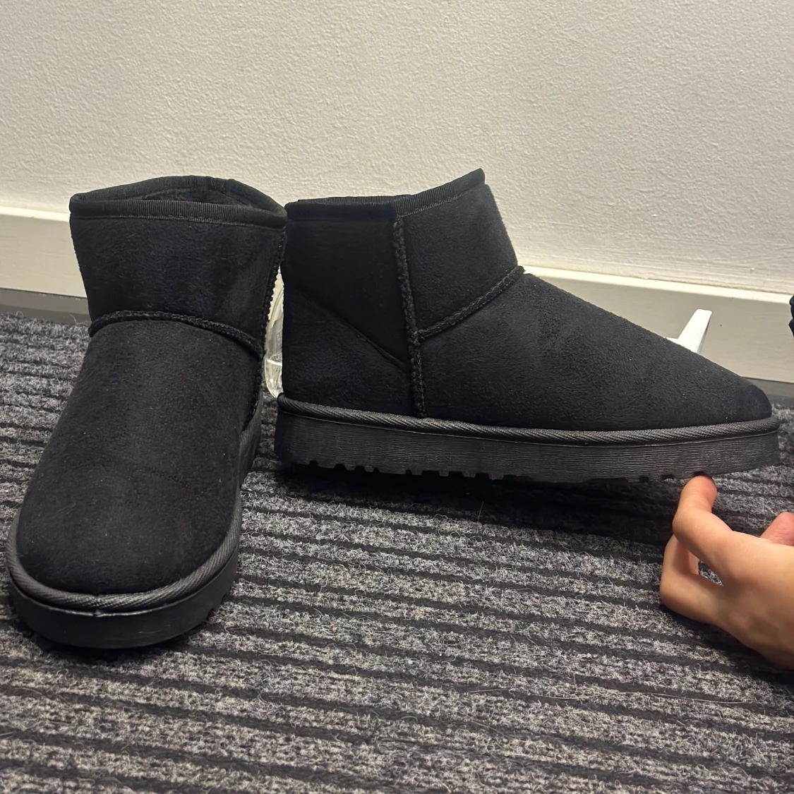 Svarta ”uggs” i mocka