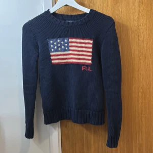 Ralph Lauren Flag sweater - Säljer min Ralph Lauren tröja eftersom att den inte kommer till användning  strl xxs men passar mig som bär xs,använd ca 5 gånger (inget tecken på användning)köpt på Ralph Lauren nypris 4895kr men säljer för 2100kr