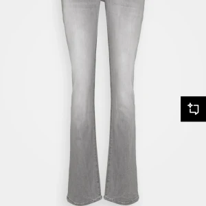 lågmidjade jeans  - snygga ltb jeans i modellen valerie och färgen grå. de är i storlek 26/32. väl andvända men endast skavt i grenen, skickar bild om du frågar. säljer då de tyvärr inte kommer till andvändning längre 