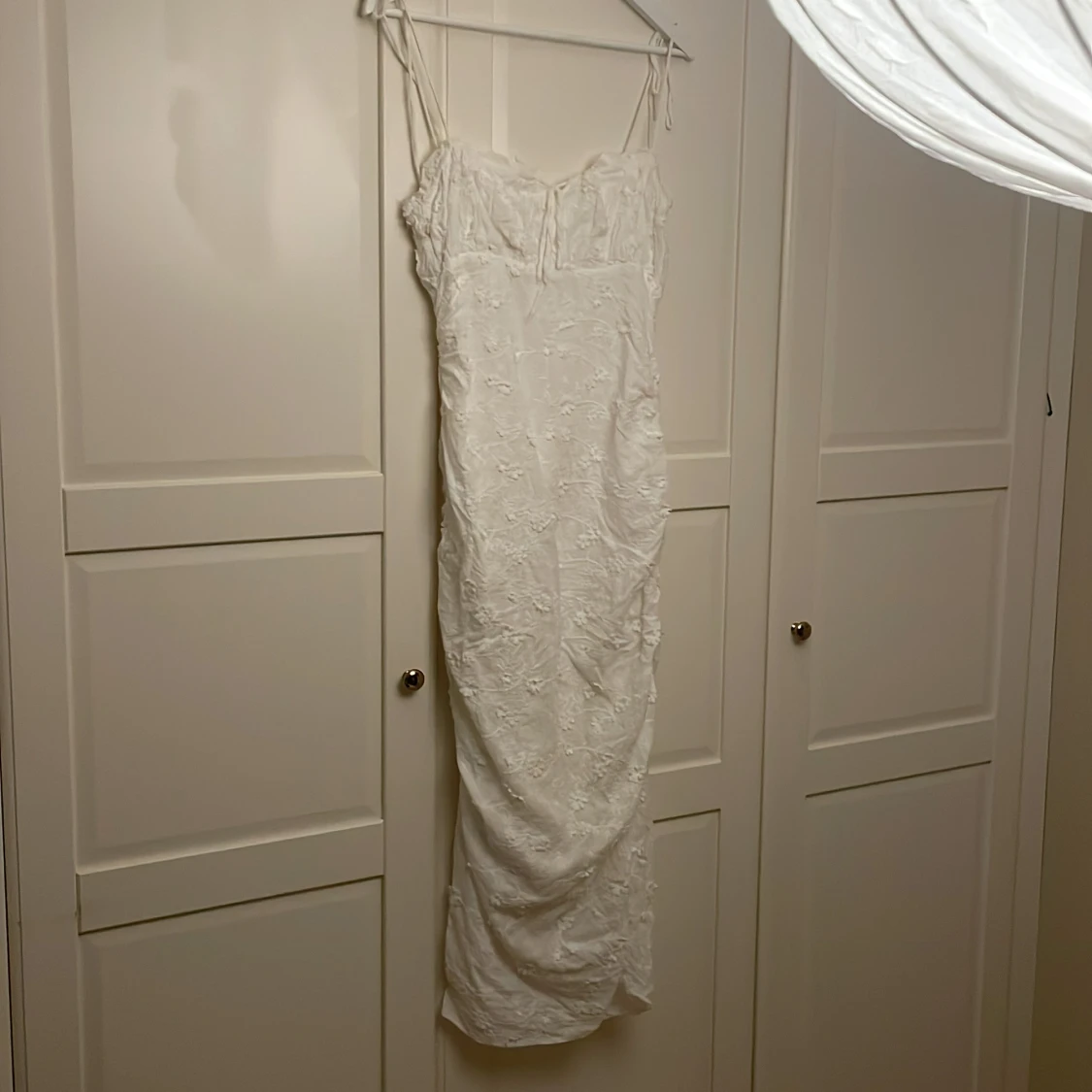 Vit blommig klänning med spetsdetaljer