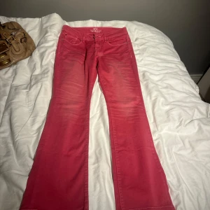 Rosa jeans - Såå coola jeans som tyvärr är lite för små för mig💗ca 37cm tvärs över och 74cm i längd, mätt från skrevet. För referens är jag 168cm💋