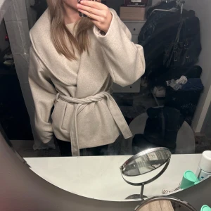 Vero Moda kappa - Populär Vero Moda kappa, aldrig använd!! Storlek L men passar mig som i vanliga fall har storlek xs/s🫶🏼