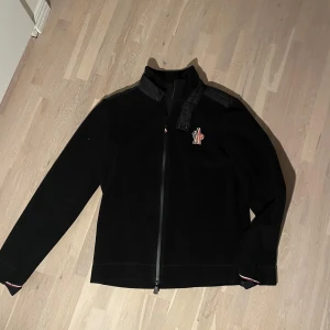 Moncler cardigan grenoble  - Moncler grenoble fleece/cardigan. Skick 9.5/10. Nypris 7000kr. 