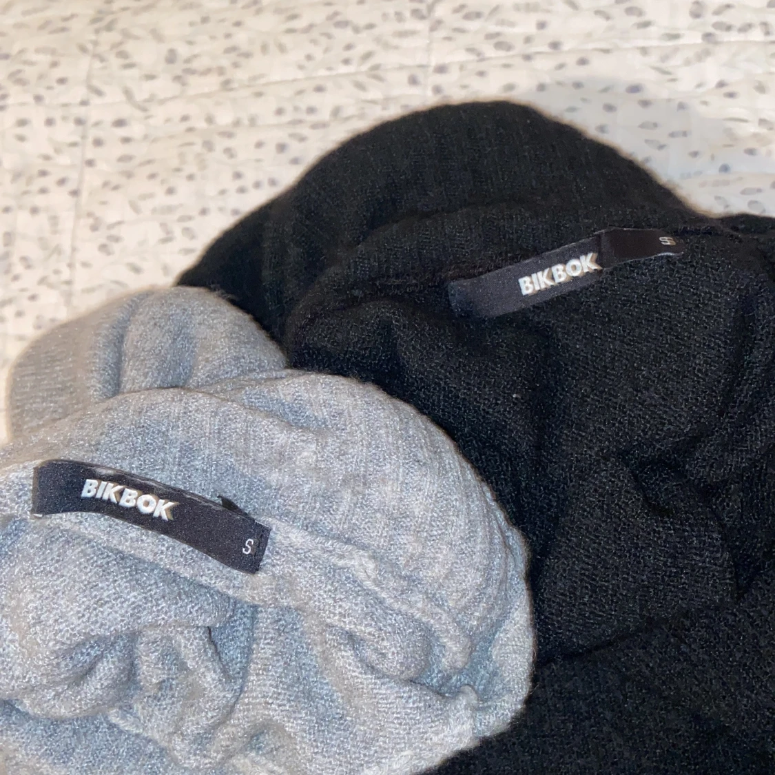 Grå och svart polotröja från Bik Bok - 2