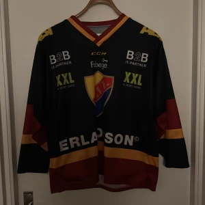 Djurgården hockey match tröja  - Tja Säljer denna djurgårds hockey tröjan eftersom den har blivit för lite för mig storleken är 164 en passar från 150 skicket är bra eftersom jag inte har använt den så mycket