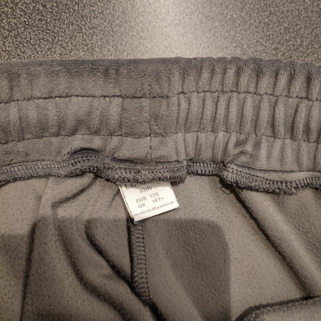 Grå mjukisbyxor med snörning - 2