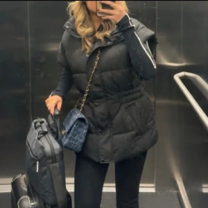 Svart dunväst - Snygg svart dunväst med dragkedja och hög krage. 🌸