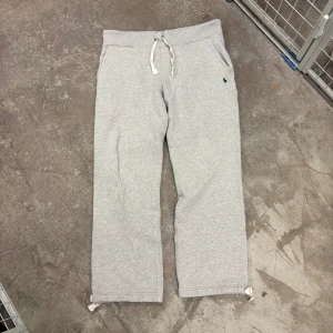 Ralph Lauren Baggy Mjukisbyxor Breda Ben Raka Rak Grå Mjukis Polo - Mycket bra skick