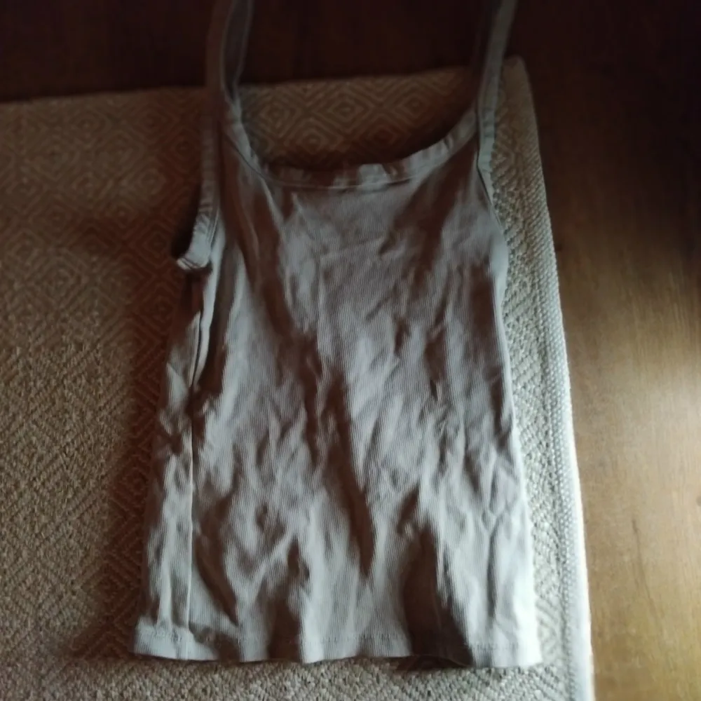 Säljer en stilren beige linnetopp med breda axelband. Perfekt för varma dagar och enkel att matcha med olika outfits. Ett måste i garderoben för en avslappnad look. kontakta mig vid frågor om mer bilder, mått, pris osv🥰. Yläosat.