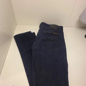 Nudie Jeans - Tja, säljer ett par jeans från Nudie. Färgen är mörkblå/svart och är väldigt stilren. Skicket är bra, 8/10. Nypris runt 1500, mitt pris är 479 men kan diskuteras vid intresse! Hör av dig vid frågor o funderingar!