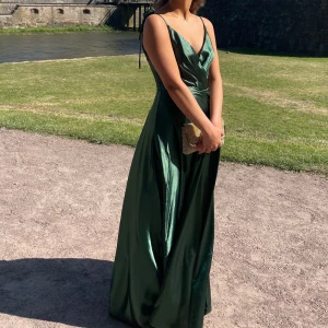 Balklänning - Grön balklänning perfekt för sommarens studentbal 🤩 Skriv vid intresse så skickar jag fler bilder!