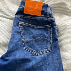 Jacob cohen jeans - Säljer dessa riktigt fina jeans från märket Jacob Cohen, de är i utmärkt skick och har bara andvänts en gång🙌 Pm om du har några funderingar👏