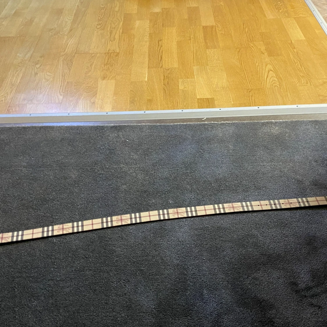 Rutig bälte med monogramspänne - 1