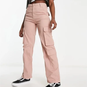 Rosa cargobyxor - Ljusrosa cargobyxor från Bershka! Knappt använda och i gott skick, väldigt sköna och går att justera lite i midjan. 🫶🏼 Priset går att diskutera vid snabb affär!😊