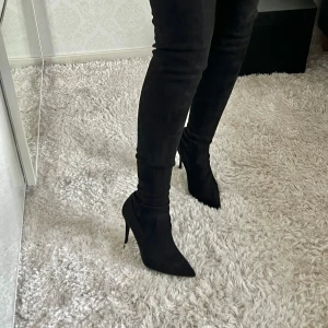 Overknee stövlar- Steve Madden dominique - Snygga svarta overknee stövlar i mocka från Steve Madden med spetsig tå och hög klack. Endast använda under ett event. Väldigt bekväma och snygga, normala i storlek. Klackhöjd 10cm. Köpt för: 1499kr /499€