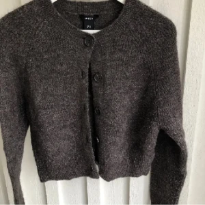 Brun stickad kofta  - En brun super fin och mysig kofta, funkar perfekt för en liten kyligare dag och passar verkligen till vad som. Den är i storlek M men skulle mer säga att den passar Xs/s. Skriv vid frågor, obs!! Tryck inte på ” köp nu” utan skriv först😊💓.