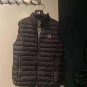 Svart dunväst från Colmar - En riktigt snygg väst som passar till skola och finare tillfällen som ger mycket komplimanger. Västen är tunn och väldigt skönt och passar till alla outfits helt perfekt, skriv vid fler frågor eller funderingar😁
