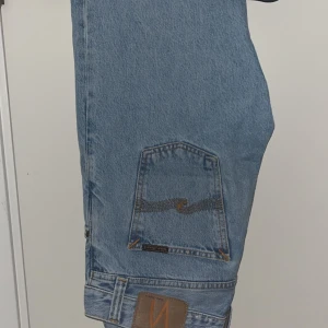 Nudie Jeans - Sköna ljusblåa Nudie Jeans i modellen Gritty Jackson. Strl. W28, L32. Endast använda ett fåtal gånger, inte mer pga något för långa.