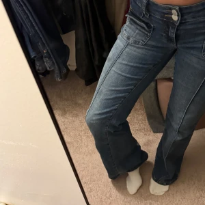 Blå bootcut jeans - Säljer mina snygga Nelly jeans då de aldrig kommit till användning, köpte de för 700 kronor men priset kan diskuteras skriv privat för fler bilder.