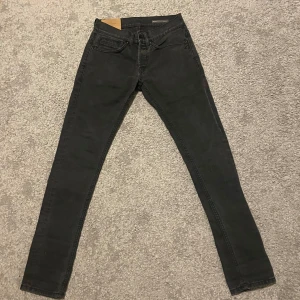 Dondup George  - Tja, säljer mina svarta Dondup jeans då dom har blivit försmå för mig. Dom är i mycket bra skick. Jag släpper iväg dom snabbt vid bra pris. Hör av er vid funderingar🙌