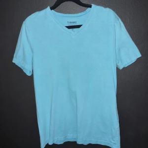 Ljusblå t-shirt från OVS Basic - Säljer en ljusblå t-shirt från OVS Basic i 100% bomull. Den har en v-ringad hals och korta ärmar, perfekt för en avslappnad stil. Enkel och stilren design som passar till det mesta.