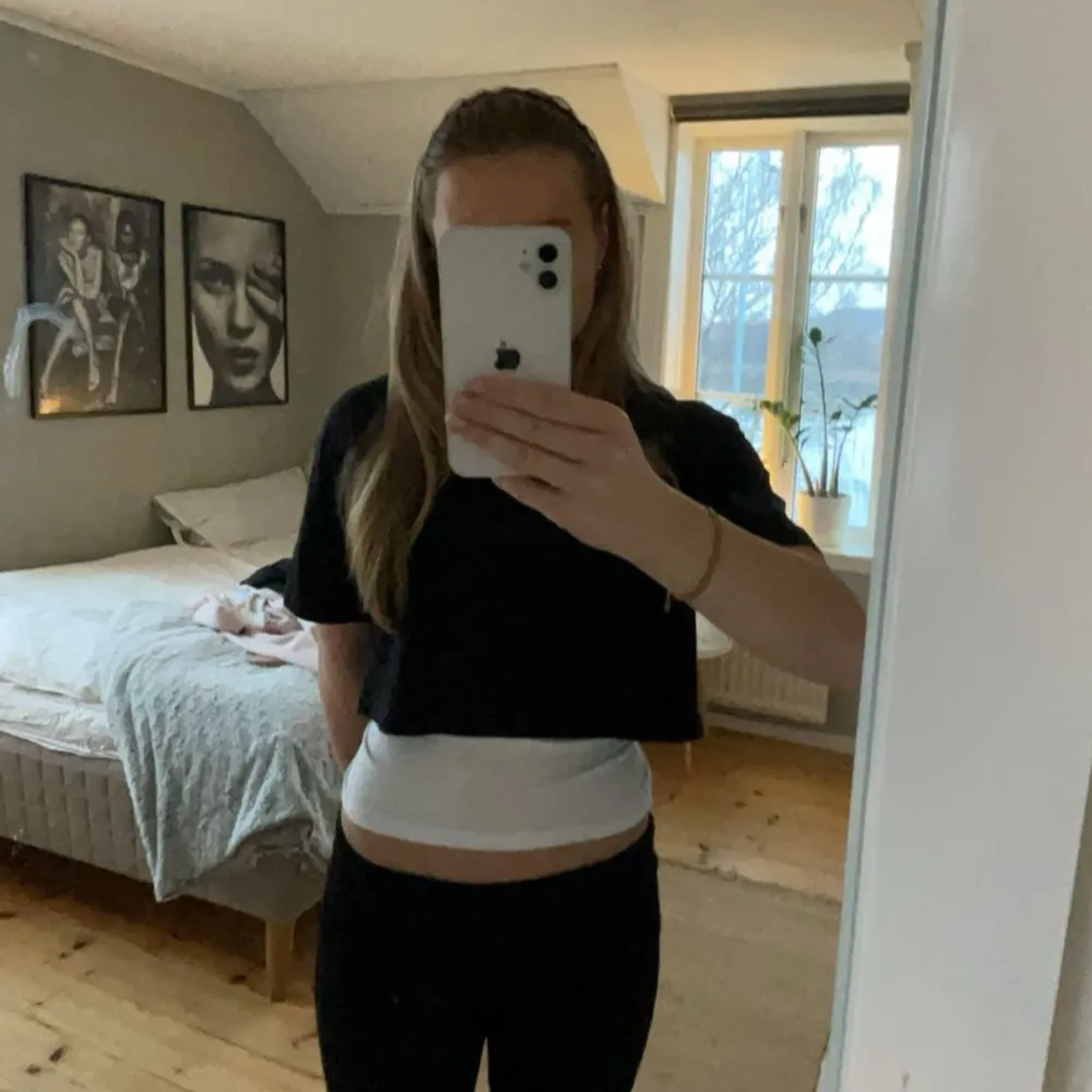 En kort svart t-shirt som är perfekt att ha över linne eller spets eller bara utan💗Xxs men känns som xs. T-paidat.