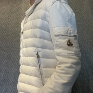 Vit cardigan från Moncler - Lägger ut en till  vit cardigan från Moncler då vi hade flera. Skick 8/10, storlek S-M. Kontakta oss gärna om ni har några frågor, ge oss gärna prisförslag!!!