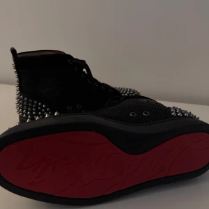 Christian louboutin skor - Helt nya Christian Louboutins skor i st 41, Går att bära även till dom som har st 42. bärts endast en gång men nu ut till försäljning. Går även inte att köpa i butik längre. Pris kan diskuteras vid snabb affär.