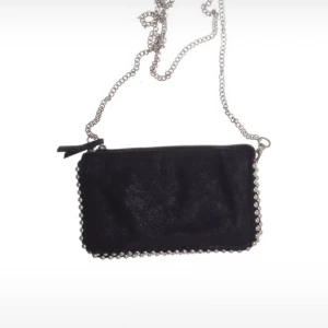 Svart axelväska med kedja - Snygg svart axelväska med en cool kedja som axelrem. Väskan har en dragkedja upptill och är perfekt för att bära med sig det viktigaste. Den har en stilren design med metalliska detaljer längs kanterna.
