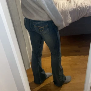 Bootcut jeans - Snygga blå bootcut jeans som har medelhög midja. Uppsydda och passar någon som är 153/160cm. Midja 32 fast de är stretchiga så passar större än det  💗