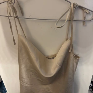 Fest topp - En topp som man kan knyta själv vid axlarna . Passar S-L