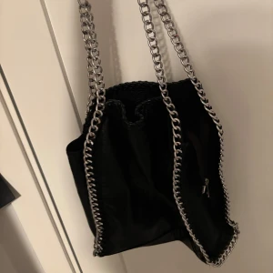 Svart TIAMO väska  - Väska från TIAMO i mycket bra skick. Nypris 600kr