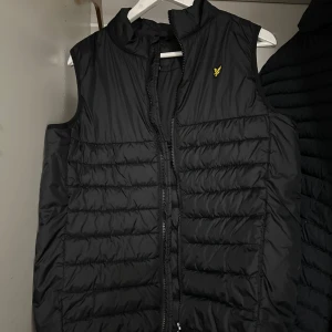 Svart väst från Lyle & Scott - Använd en gång, som ny, kan jämföras med storlek S