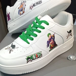 Vita sneakers med One Piece-motiv - Sneakers personalizzate realizzate in Italia con personaggi a tema.